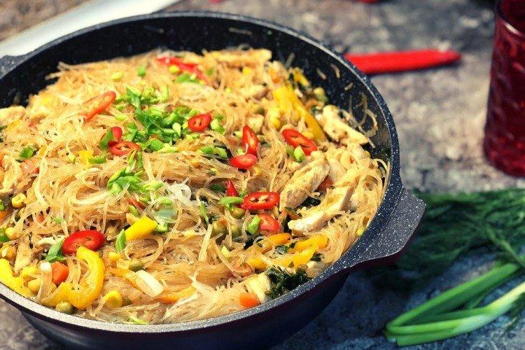Fideos de celofán con pollo y maíz