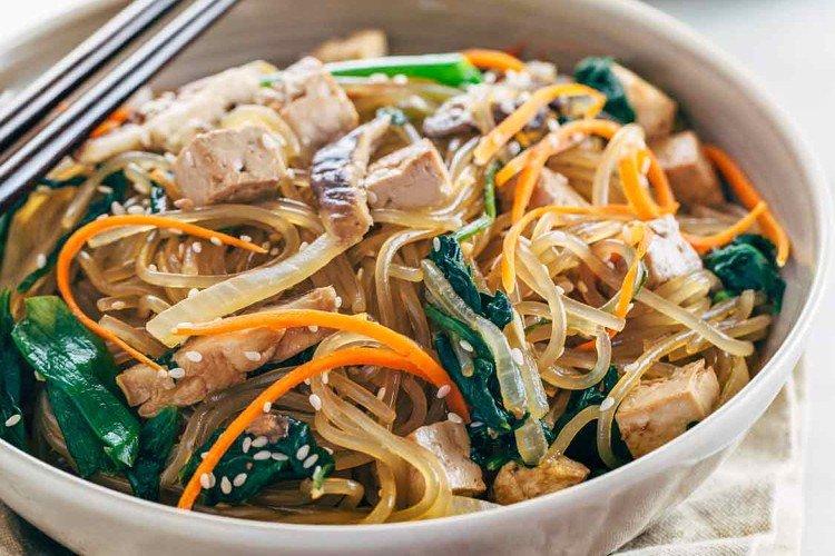 Fideos de celofán con pollo y tofu