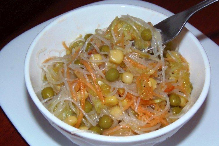 Fideos de celofán con pollo y huevo