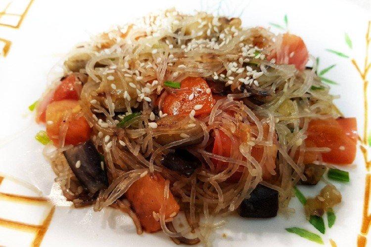 Fideos de celofán con pollo y berenjenas