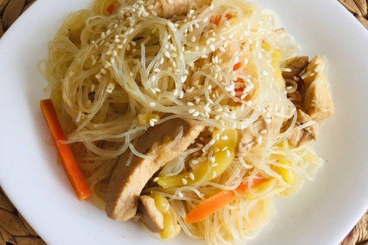 Fideos de celofán con pollo y calabacín