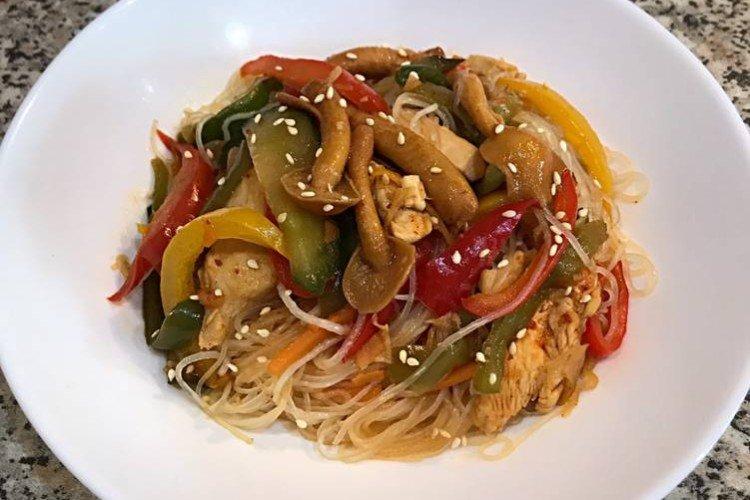 Fideos de celofán con pollo y champiñones