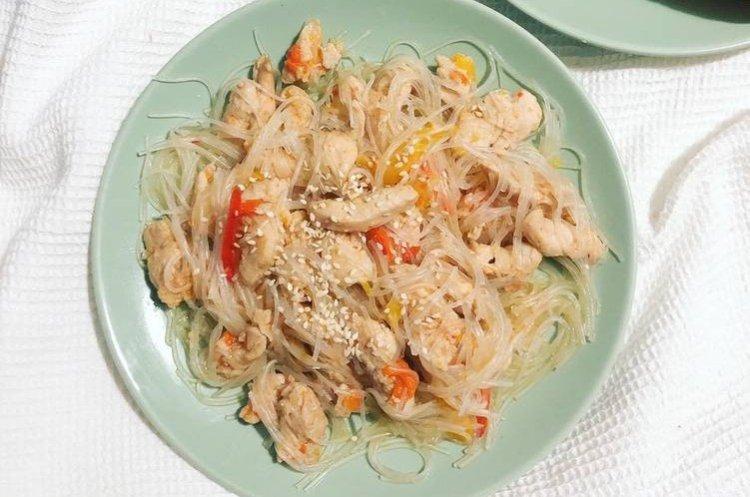 Fideos de celofán con pollo en crema