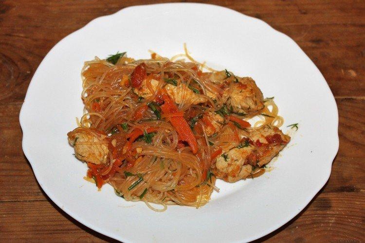 Fideos de celofán con pollo en salsa de tomate