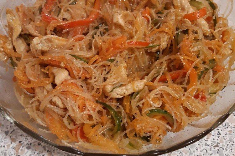 Fideos de celofán con pollo, miel y jengibre