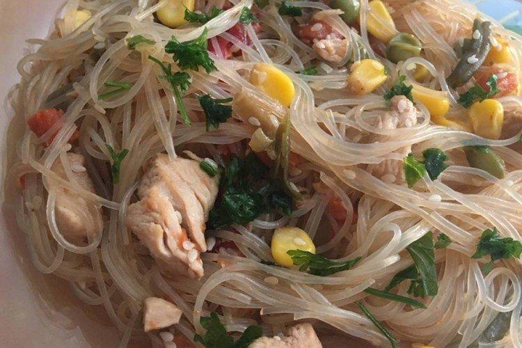 Fideos de celofán con pollo y tomates
