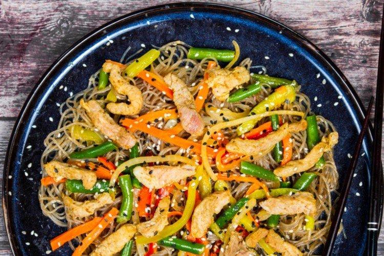 Fideos de celofán con pollo y judías verdes
