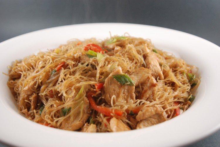 Fideos de celofán con pollo y coliflor