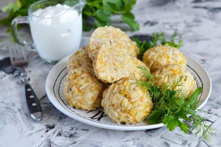 Albóndigas con arroz al vapor