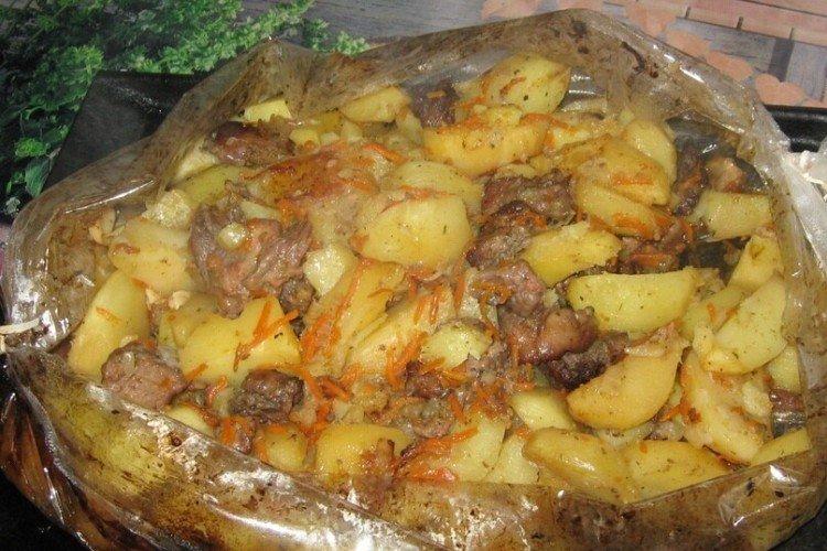 Kartoffeln mit Schweinefleisch im Bratschlauch