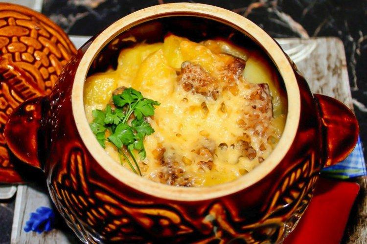 Kartoffeln mit Schweinefleisch in Tontöpfen