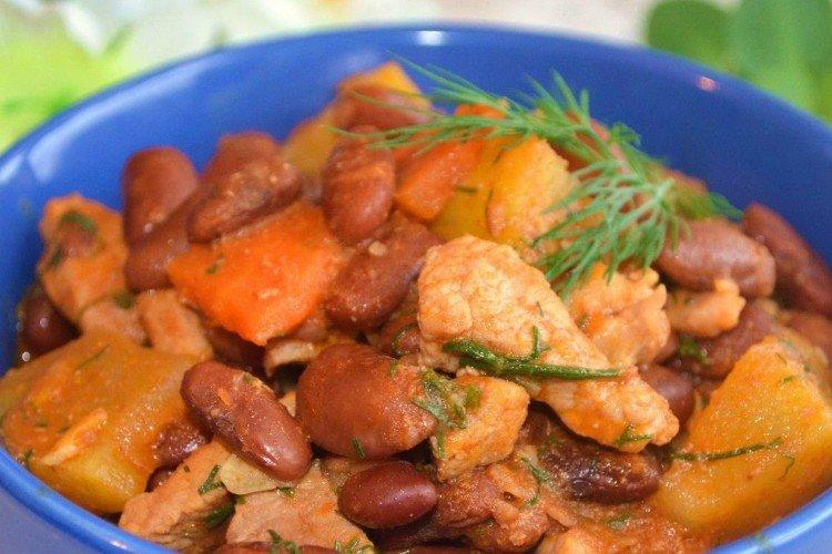 Kartoffeln mit Schweinefleisch und Bohnen