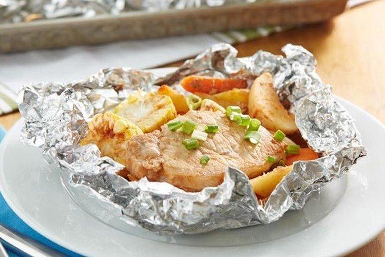 Schweinefleisch mit Kartoffeln in Folie