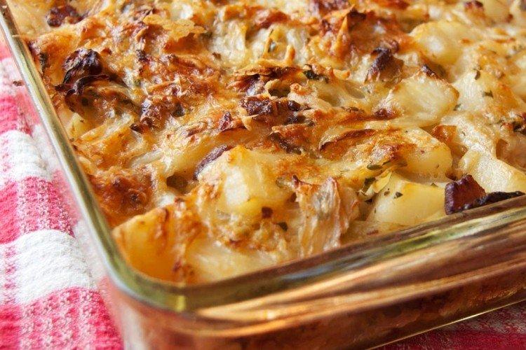 Schweinefleisch mit Kartoffeln unter Käse