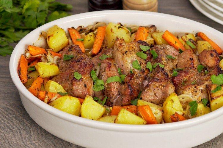 Kartoffeln mit Gemüse und Schweinefleisch