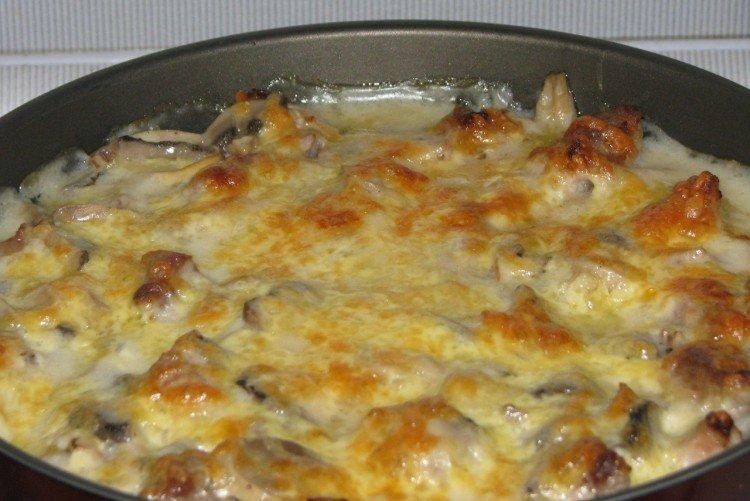 Schweinefleisch mit Kartoffeln in Sauerrahm