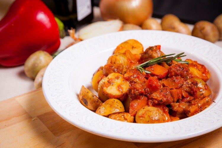 Schweinefleisch mit Kartoffeln in Tomatensauce
