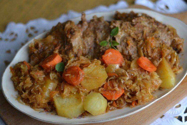 Kartoffeln mit Kohl und Schweinefleisch