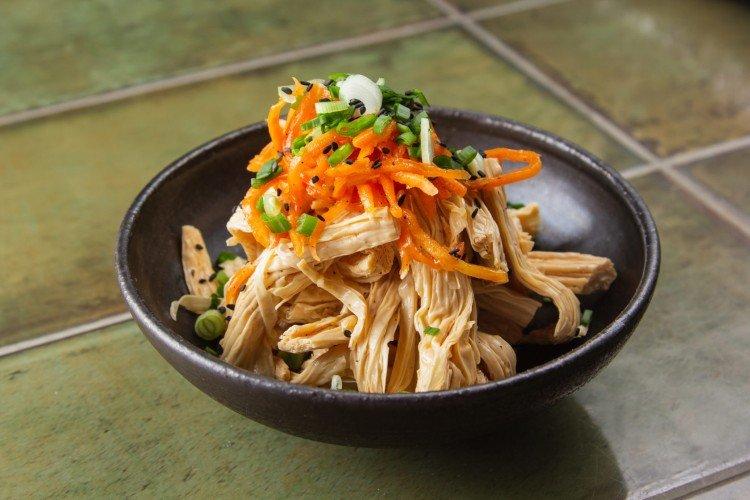 Espárragos al estilo coreano en salsa de soja