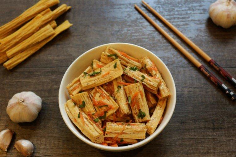 Espárragos al estilo coreano con cebolla