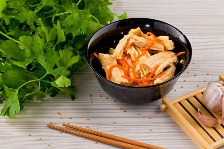 Espárragos al estilo coreano con limón