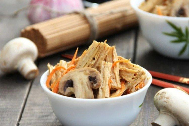 Espárragos al estilo coreano con champiñones