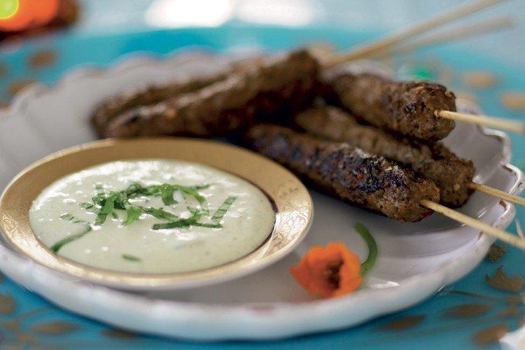 Lula kebab en salsa de crema agria