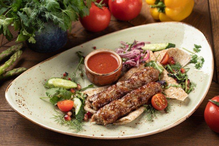 Lula kebab con salsa