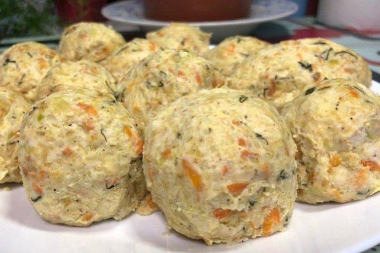 Albóndigas de pollo al vapor con col