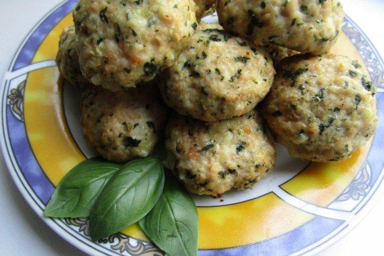 Albóndigas de pollo al vapor con espinacas