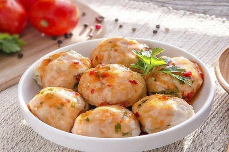 Albóndigas de pollo al vapor con tomates