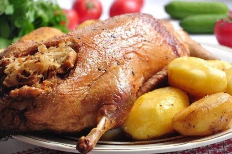 Duck with Potatoes and Sauerkraut