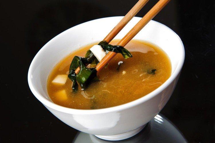 Suppe mit HONDASHI Fischbrühe