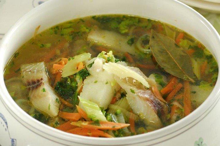 Fischsuppe mit Reis und Sellerie