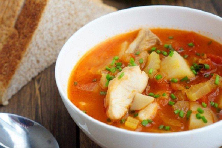 Fischsuppe mit Tomaten