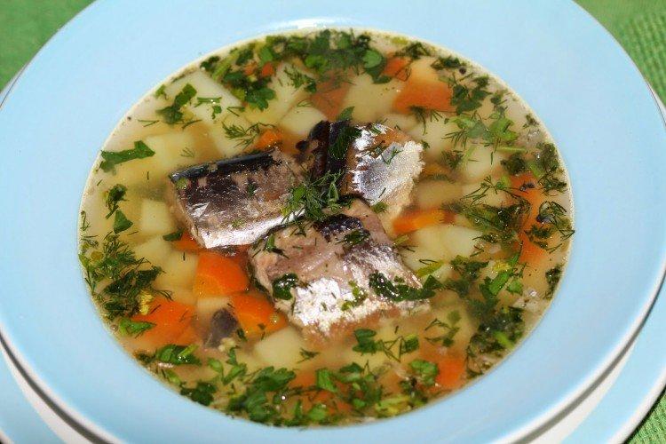 Suppe mit Fischkonserven