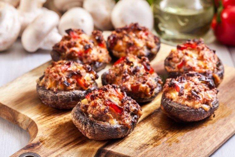 Champiñones con queso y tomates