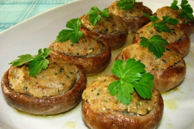 Champiñones asados con carne picada