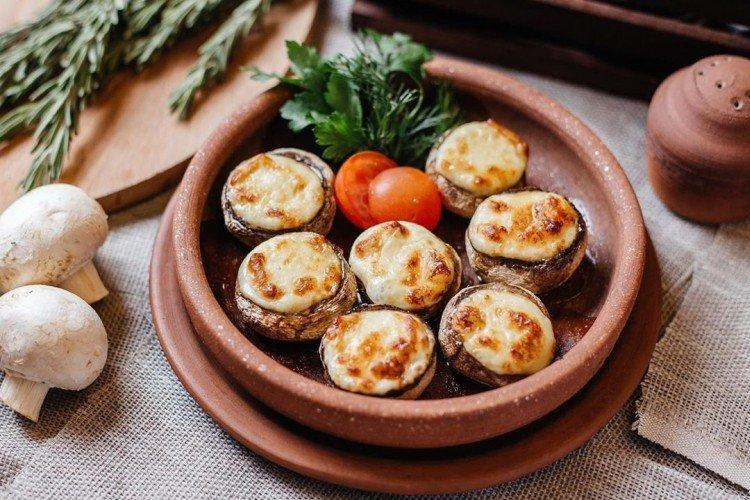 Champiñones con suluguni