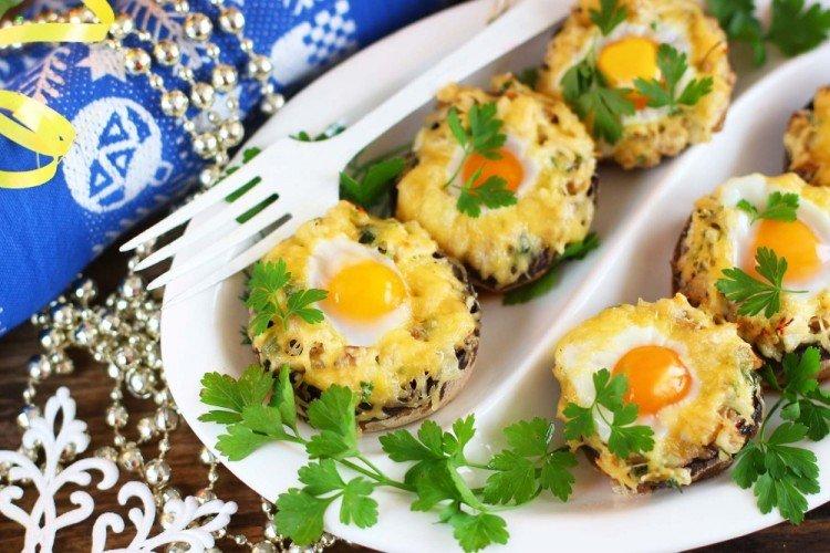 Champiñones asados con huevo y queso