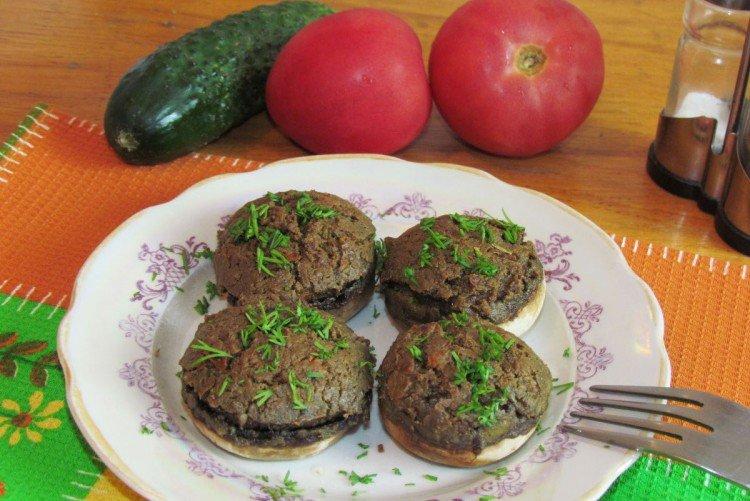Champiñones rellenos de paté de hígado