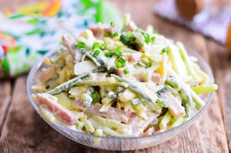 Salat mit Schinken, Käse und Gurke