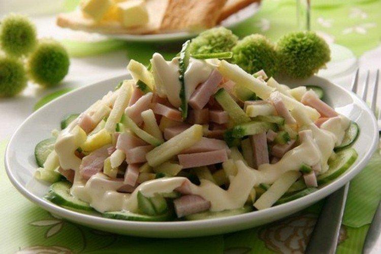 Salat mit Schinken, Käse und Äpfeln