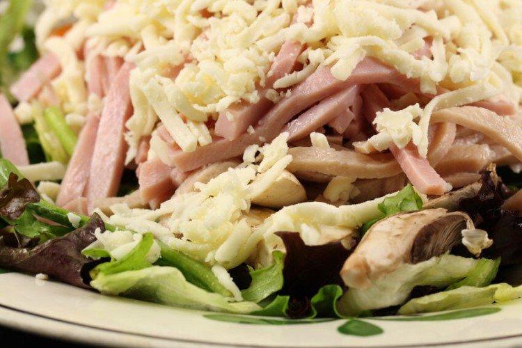 Salat mit Auberginen, Schinken und Käse