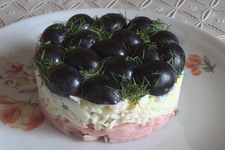 Salat mit Schinken, Käse und Trauben