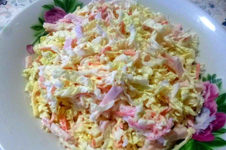 Salat mit Chinakohl, Schinken und Käse
