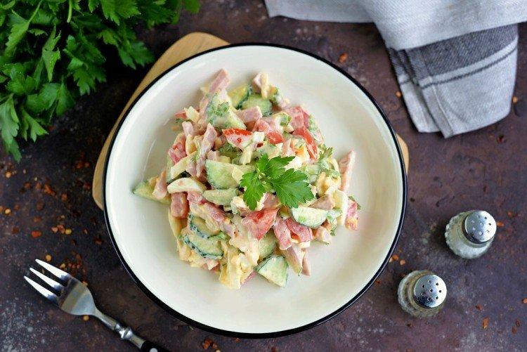 Salat mit Hähnchen, Schinken und Käse