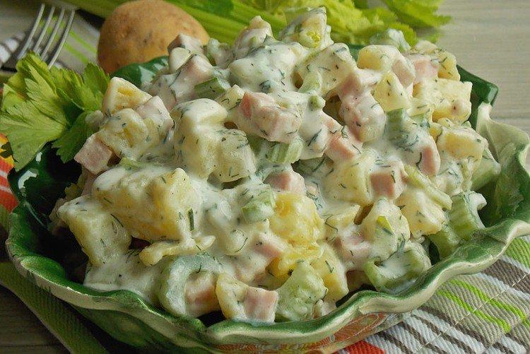 Salat mit Schinken, Kartoffeln und Käse