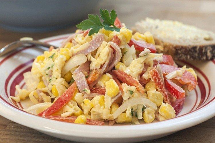 Salat mit Schinken, Paprika und Käse