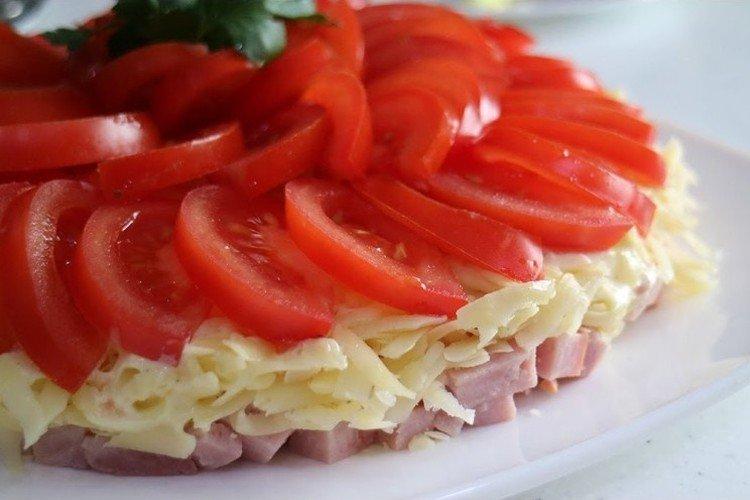 Salat mit Schinken, Käse und Tomaten